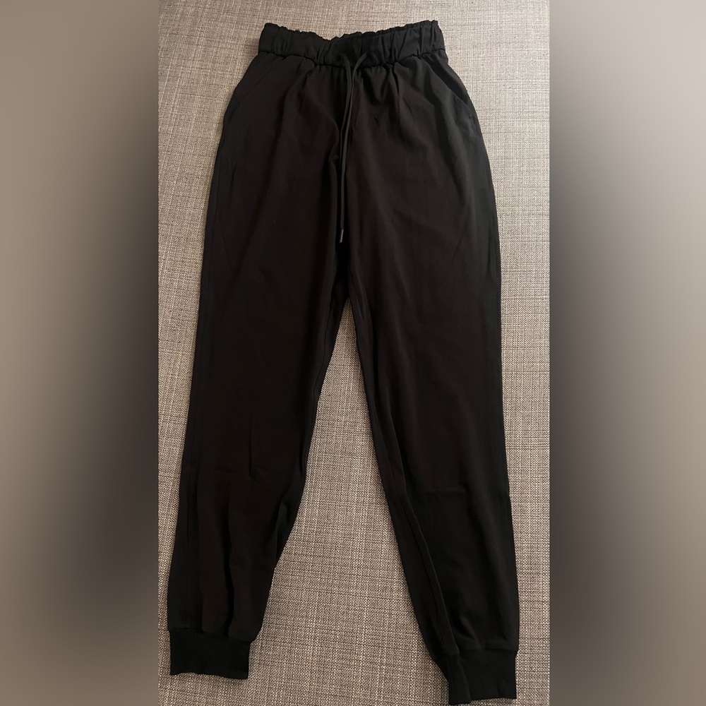 Lululemon sz 4 black cuffed pants